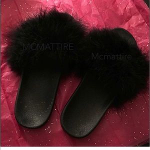 FLUFFY SLIDES BLACK BOTTOMS.